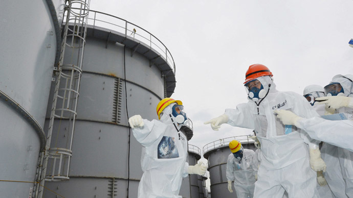 Fukushima Governor Yuhei sato (orange helmet) inspects the contaminated water tanks at Tokyo Electric Power Co (TEPCO) Fukushima Dai-ichi nuclear power plant at Okuma town in Fukushima prefecture on October 15, 2013. (AFP Photo/Jiji press)